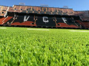 Monter sur du gazon du stade Meestrella