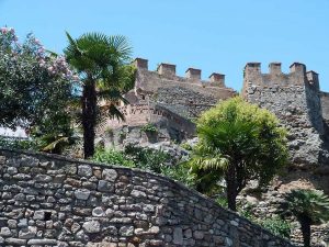 Prendre des photos sur les bords du château de Marbella