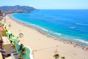 Suivre de près les activités à la plage Benidorm