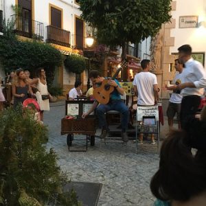 Écouter de la bonne musique dans la rue à Marbella