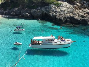 Excursion en bateau pour découvrir les belles criques de Minorque