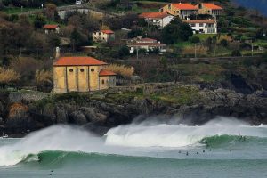 Surfer à Mundaka